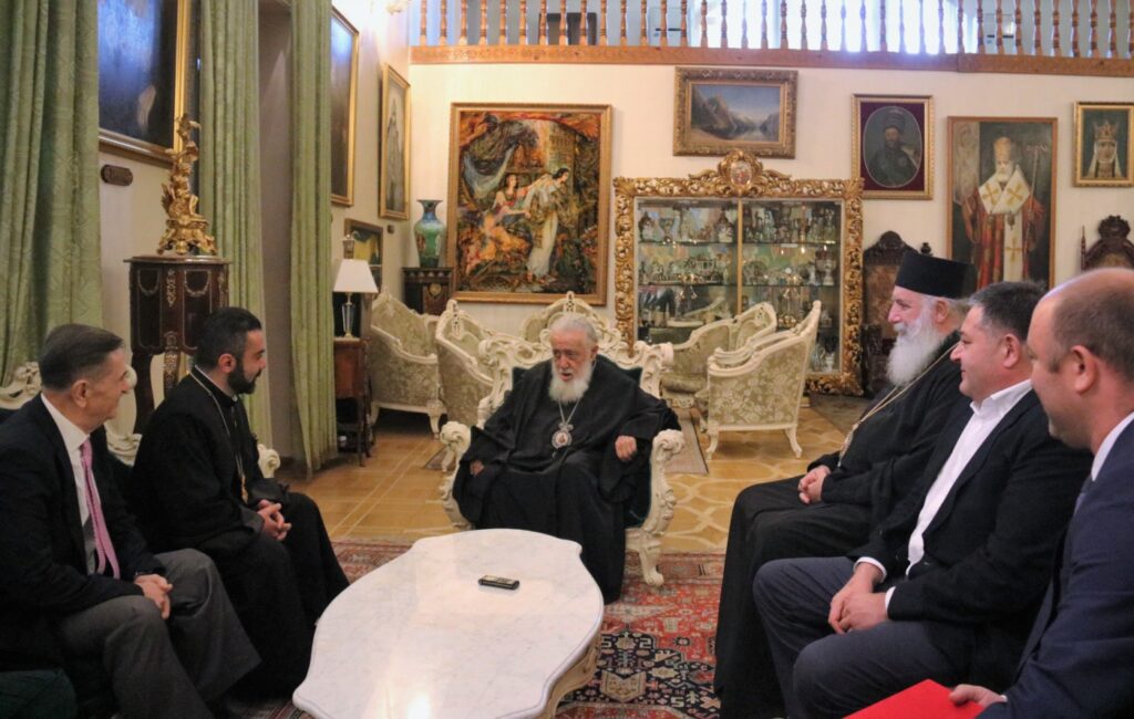 სრულიად საქართველოს კათოლიკოს-პატრიარქი სომეხთა სამოციქულო ეკლესიის საქართველოს ეპარქიის წინამძღვრის მოვალეობის შემსრულებელს შეხვდა