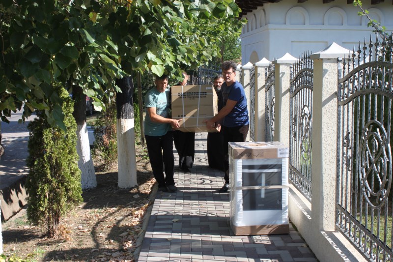 Victimele inundaţiilor din Corod au primit electrocasnice din partea Arhiepiscopiei Dunării de Jos