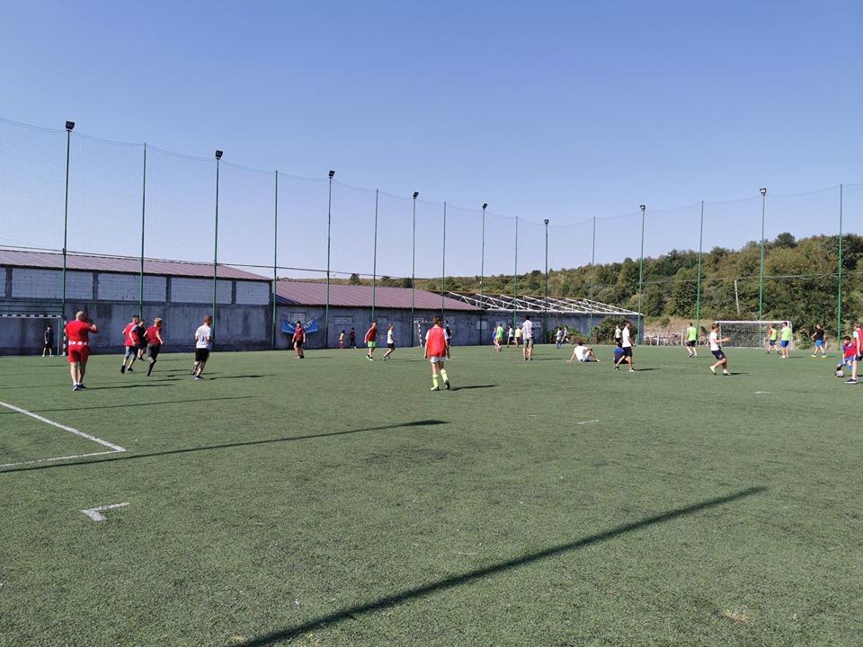 Κληρικοί και παιδιά στο γήπεδο