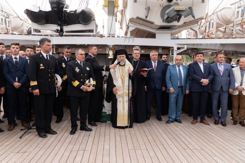 Arhiepiscopul Casian a oficiat o slujbă de mulţumire la revenirea la Galaţi a Navei-Şcoală „Mircea”