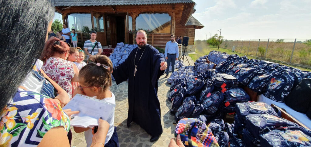Rechizite pentru 600 de elevi şi un nou proiect educaţional în Protoieria 6 Capitală