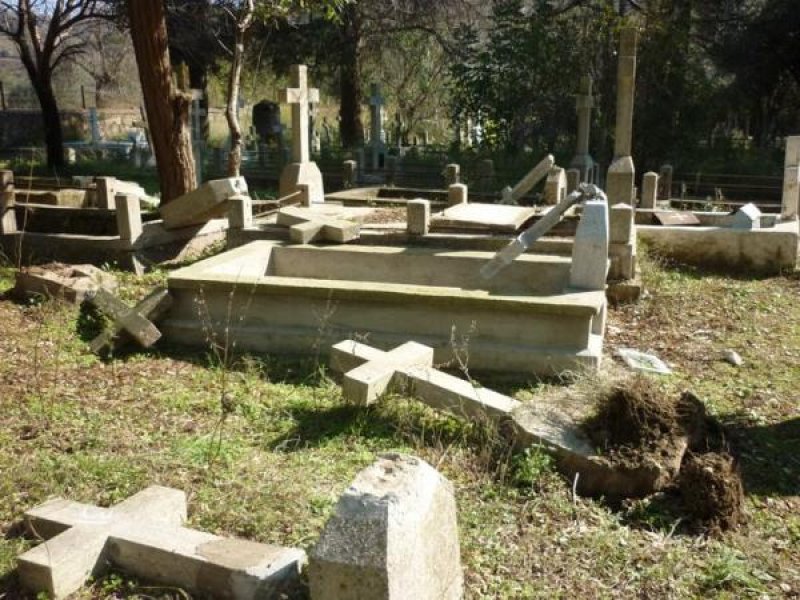 “Τζιχάντ” εναντίον χριστιανικών κοιμητηρίων- “Σβήνουν” τους σταυρούς από τα μνήματα ακόμα και σε δυτικές χώρες