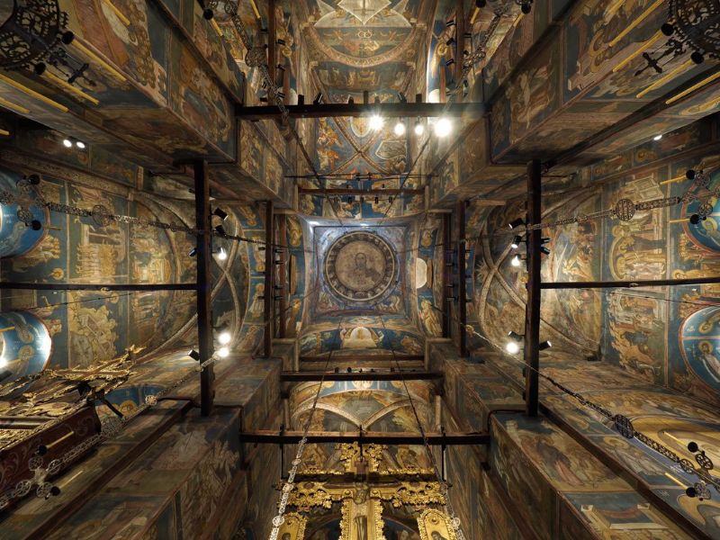 Епископ Теодосије у Дечанима: Са Крстом нема страха!