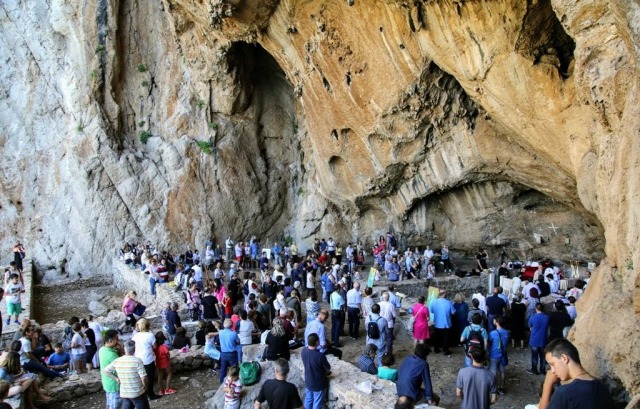 Αναμένεται η Θεία Λειτουργία στο σπήλαιο της Βαράσοβας