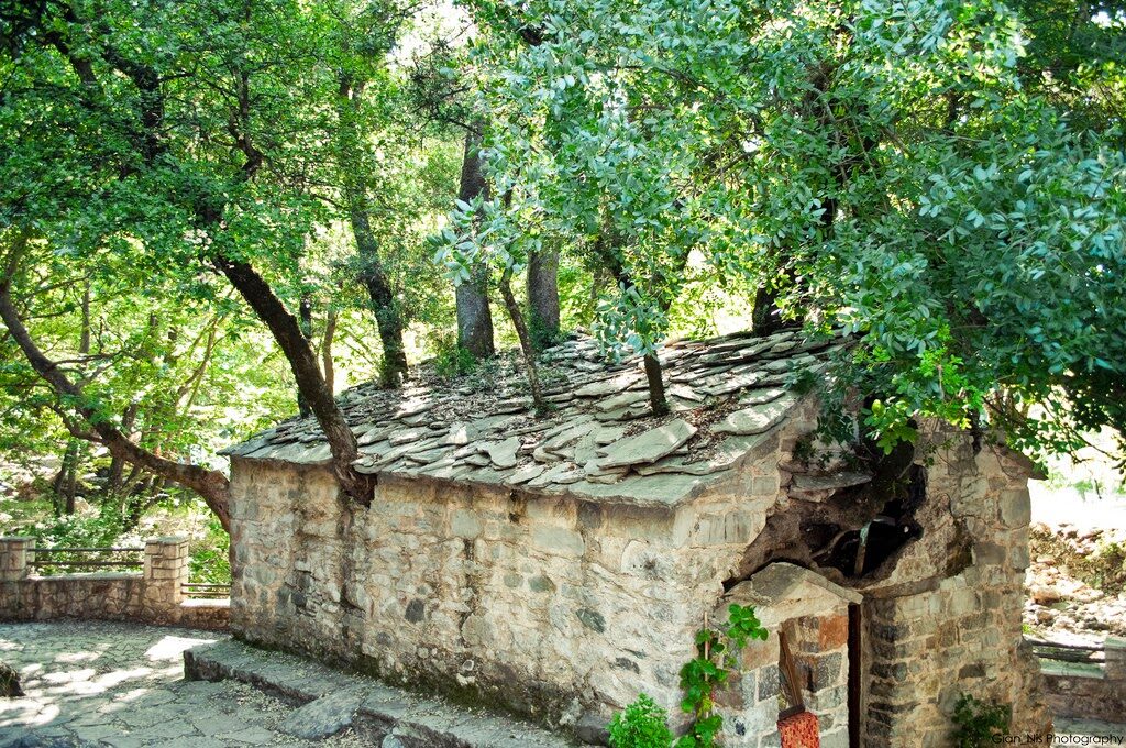 Το μικρό εκκλησάκι με τα 17 δέντρα στη στέγη του