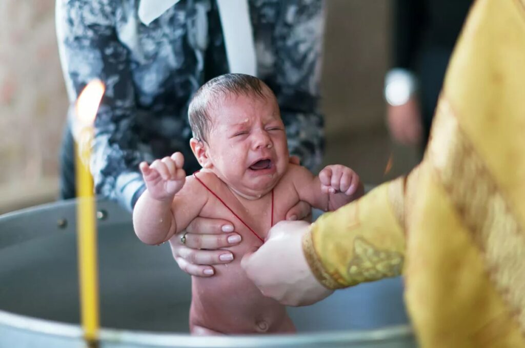 В РПЦ уточнили, что она не против крещения младенцев, появившихся благодаря ЭКО