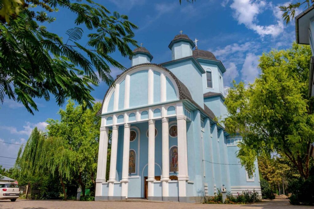 Biserica Albastră din Amara și elanul tinereții