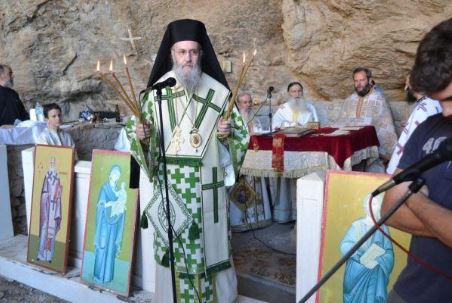 Θεία Λειτουργία στο ιστορικό Σπήλαιο του Αγίου Νικολάου της Βαράσοβας