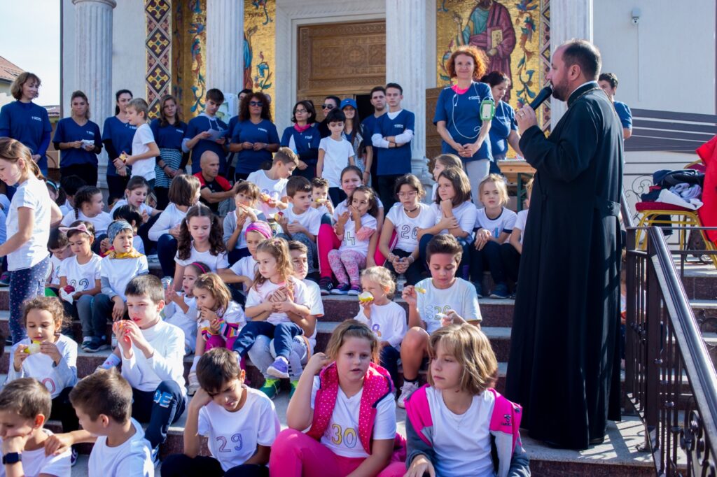 Crosul de la Parohia Brâncuși a adunat 100 de participanți și noi resurse pentru educația copiilor din comunitate