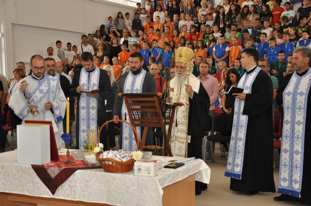 Епископ Милутин осветио ОШ „Милован Глишић“