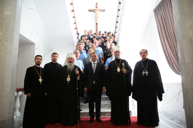 Crucifix aşezat în sediul MAI din Republica Moldova, în prezenţa Mitropoliţilor Petru şi Vladimir