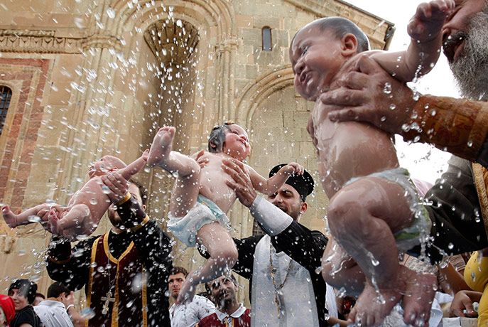 Αρνούνται να βαπτίσουν παιδιά που γεννήθηκαν με εξωσωματική