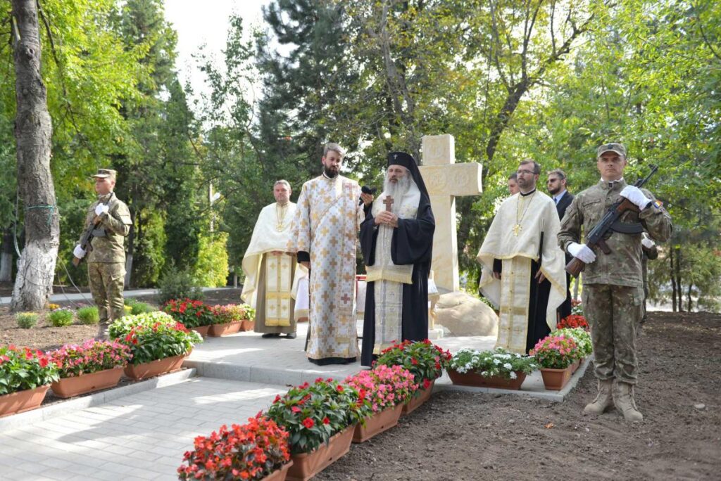 IPS Teofan a binecuvântat o troiţă ridicată în memoria eroilor militari români