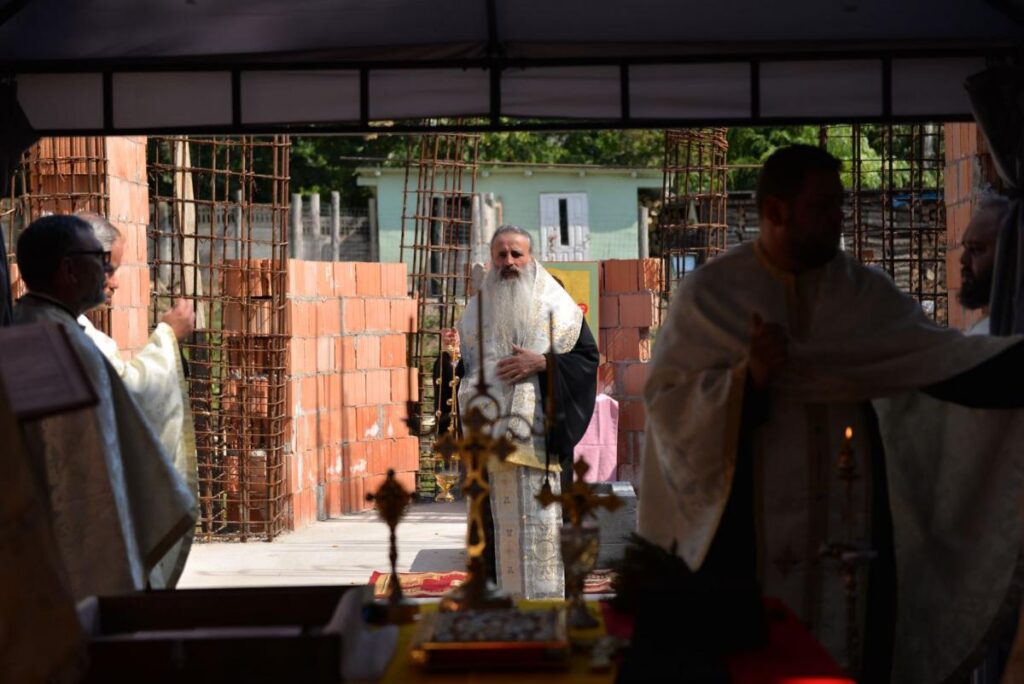 Mitropolitul Teofan a sfinţit piatra de temelie pentru paraclisul unităţii socio-medicale Răducăneni