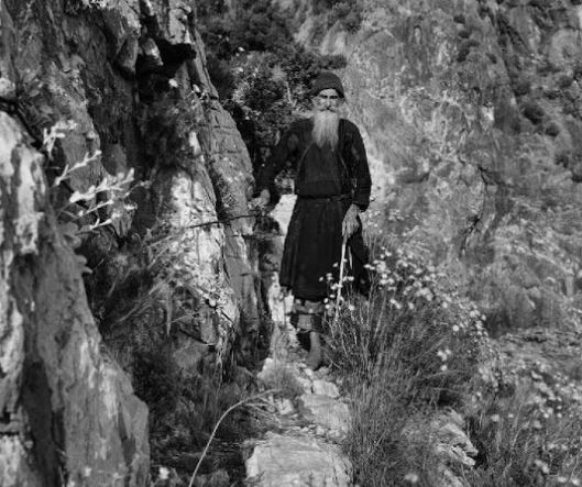 Τον υποδέχτηκαν και τον φιλοξένησαν οι αόρατοι μοναχοί του Άθωνα