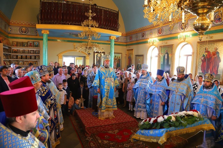 Metropolitan Vladimir consecrated the church and celebrated the Divine Liturgy in St. Joachim and Anna parish in Singera, Chisinau