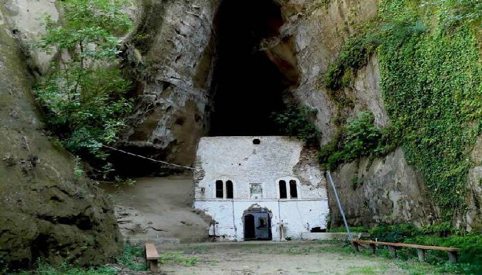 Το μοναστήρι που είναι ανάμεσα σε δυο βουνά!