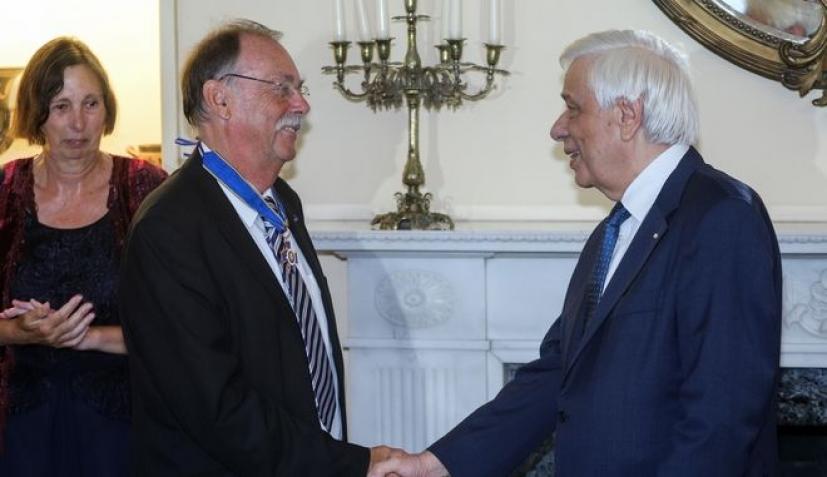 Ο Πρ. Παυλόπουλος παρασημοφόρησε καθηγητή Νεοελληνικής και Βυζ. Ιστορίας