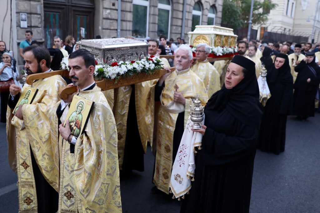 Pelerini cu Sfântul Gheorghe Pelerinul: Procesiunea „Calea Sfintei Cruci, scară către cer!” (VIDEO)