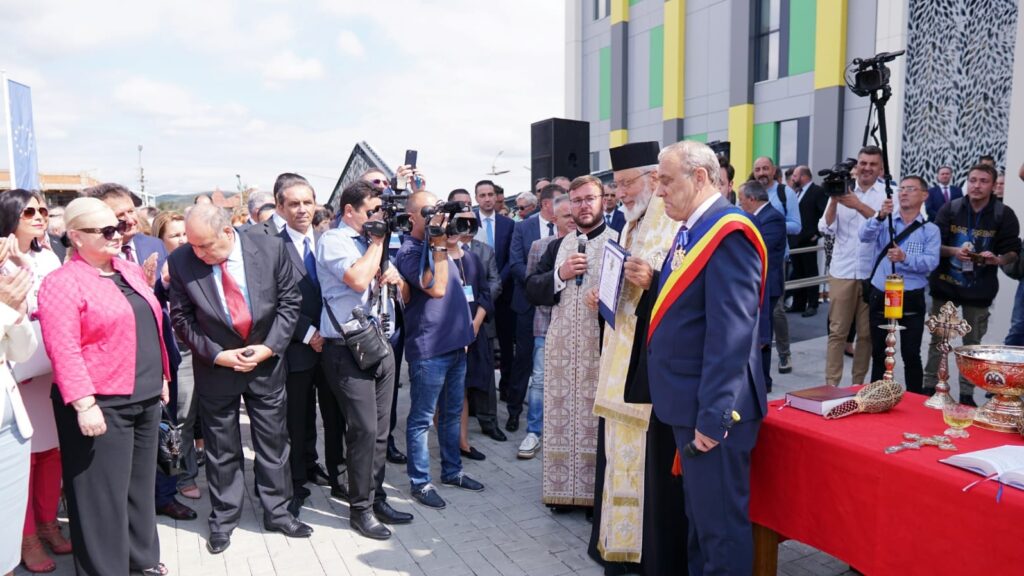 Arhiepiscopul Calinic a sfințit noul Spital din Mioveni