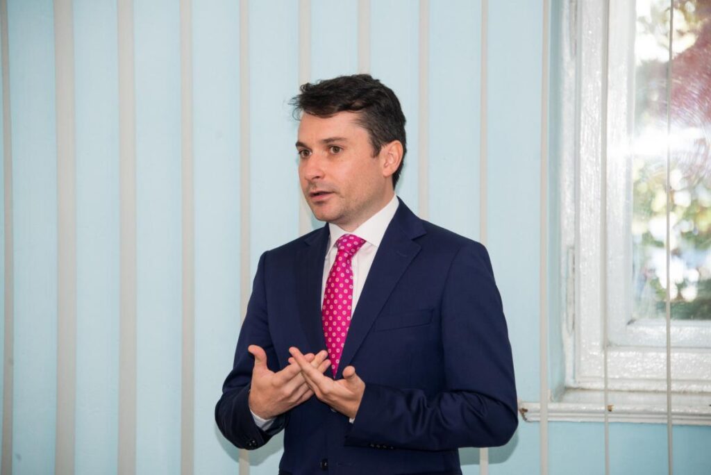 Legătura dintre icoană şi comunicarea nonverbală aprofundată de Directorul Trinitas TV în lucrarea de doctorat