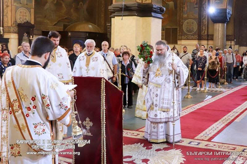 Митрополит Йоан отслужи света Литургия за Въздвижение на Св. Кръст Господен в митрополитската катедрала във Варна