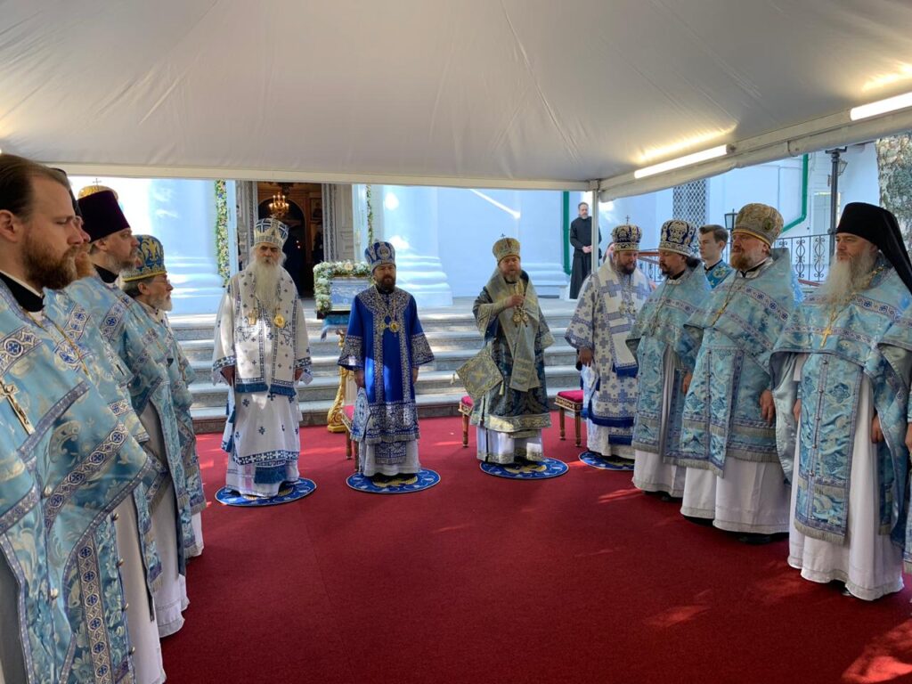 Српски архијереји у Псковско-печерском манастиру