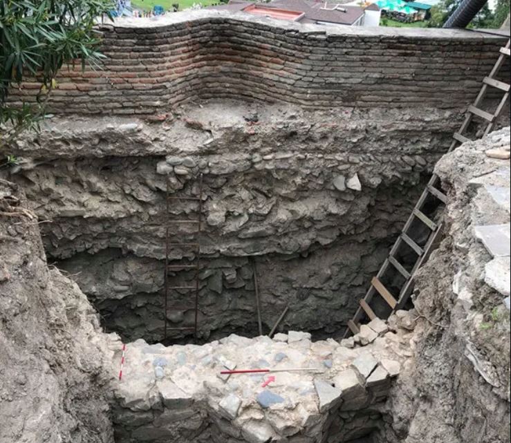 დარეჯანის სასახლის სამონასტრო კომპლექსის რეაბილიტაციისას ძველი გალავნის ფრაგმენტი აღმოაჩინეს