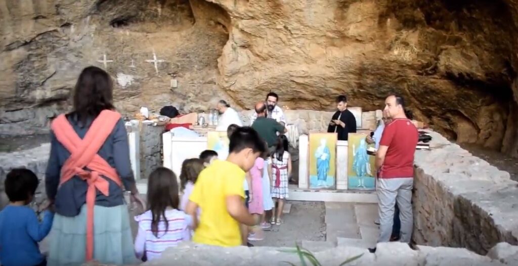 Η Θεία λειτουργία στο σπήλαιο του Αγίου Νικολάου Βαράσοβας (βίντεο)