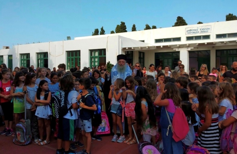 Ο Παροναξίας Καλλίνικος κοντά στους μαθητές