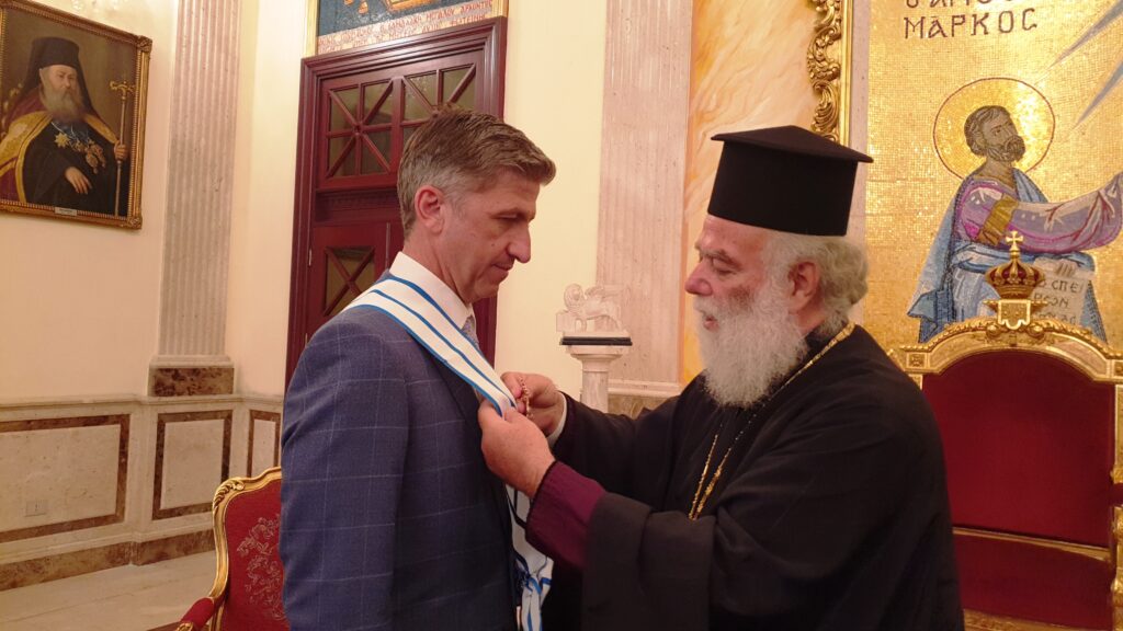 Τον Μεγαλόσταυρο του Αγ. Σάββα απένειμε ο Πατριάρχης Θεόδωρος στον Πρέσβη της Κύπρου