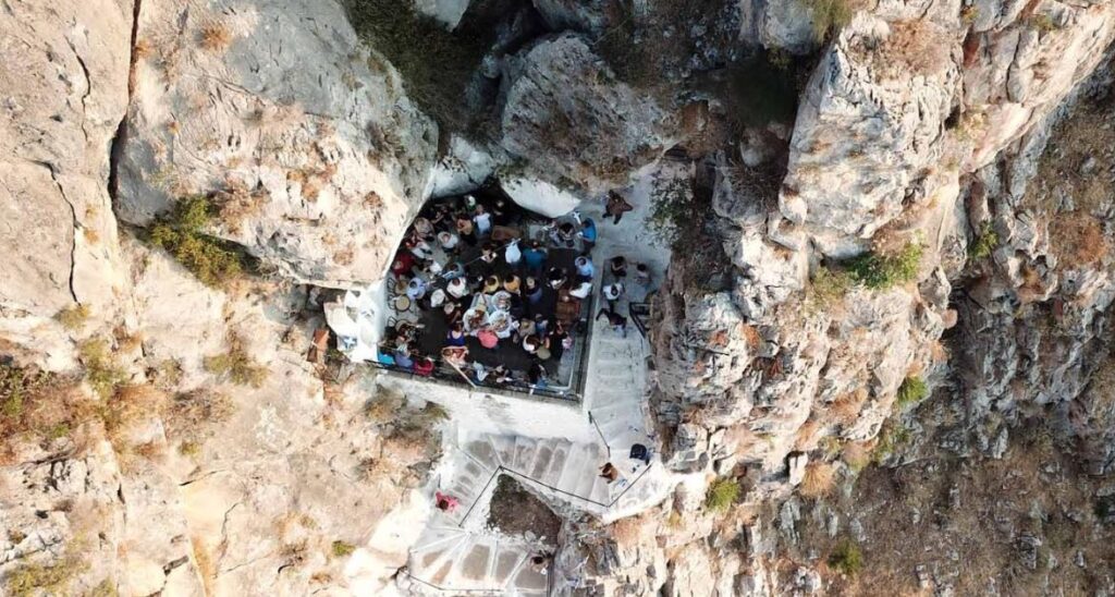 Η ΦΩΤΟΓΡΑΦΙΑ ΤΗΣ ΗΜΕΡΑΣ: “Κατακεκρυμμένοι για την Παναγιά”