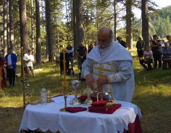 Θεία Λειτουργία μέσα στο δάσος από τον Μητροπολίτη Γρεβενών