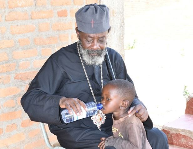 Πίνοντας τον Αγιασμό από το χέρι του Δεσπότη…