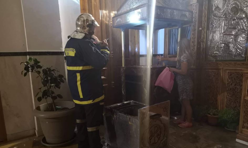 Φωτιά εκδηλώθηκε στον Μητροπολιτικό Ναό Λαμίας