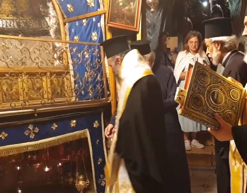 Архиепископ Макарий молится в храме Рождества Христова