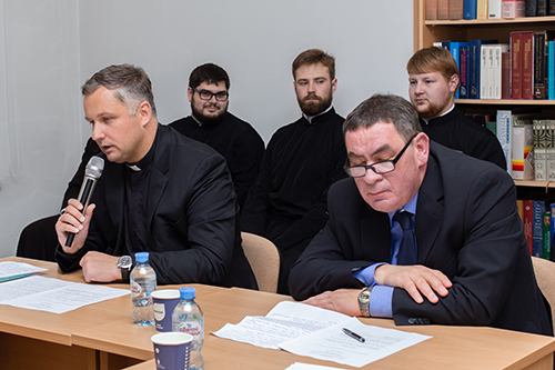 Православные и католики провели круглый стол, посвященный молодежи и нравственным ценностям