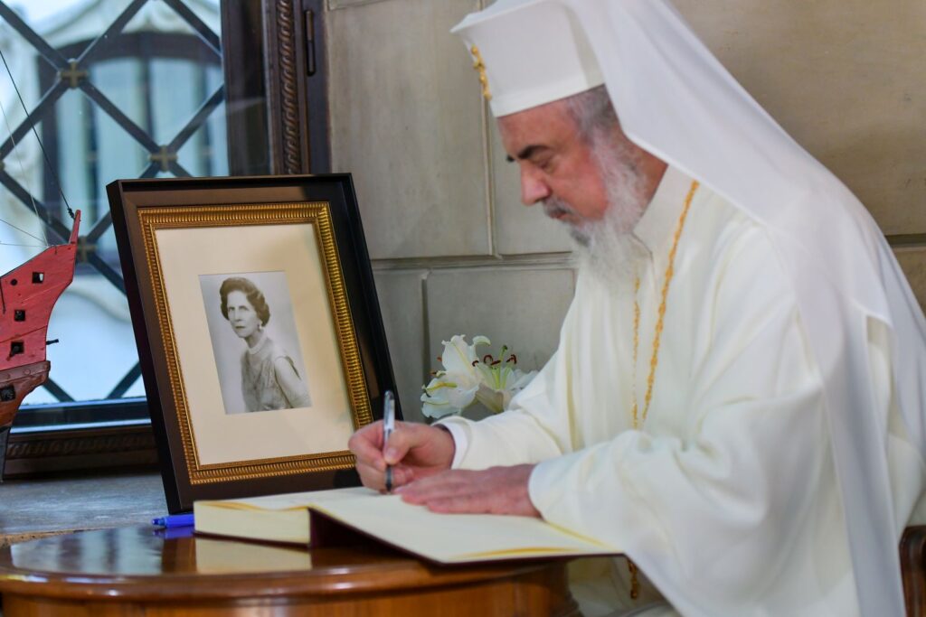 Patriarhul României a adus un omagiu Reginei Elena la Palatul Elisabeta