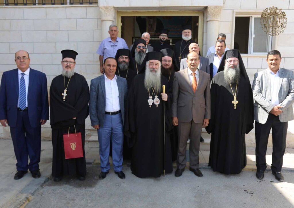 وفد كنسي يترأسه سيادة المطران خريستوفوروس في زيارة محبة لمحافظ مدينة مأدبا