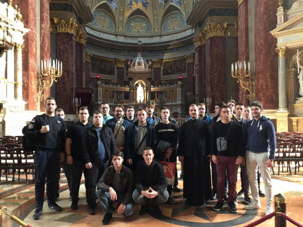 Матуранти карловачке богословије посетили Будимпешту и Темишвар