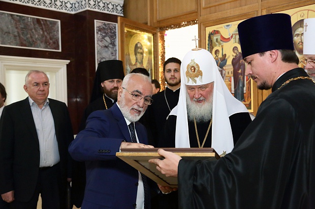 Ο Πατριάρχης Μόσχας τιμά τον Ιβάν Σαββίδη