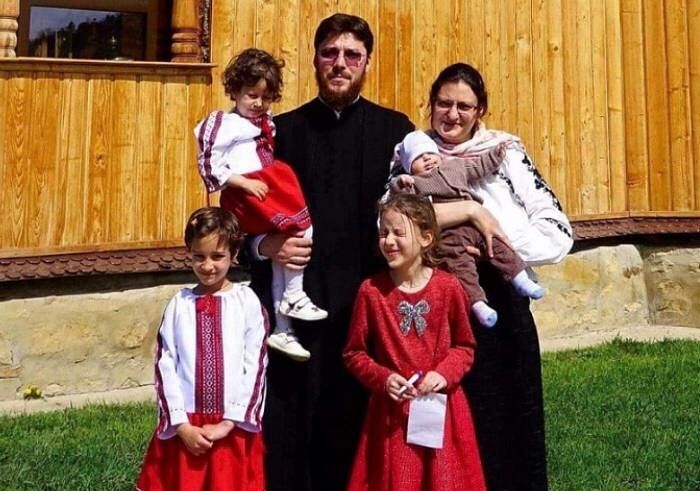Rumani: Fëmijët arrijnë të mbledhin 2000 $ për familjen e priftit që ndërroi jetë së fundmi