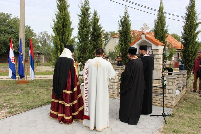 ПОМЕН НЕВИНО ПОСТРАДАЛИМ ЖРТАВАМА У ВАРИВОДАМА И ГОШИЋУ