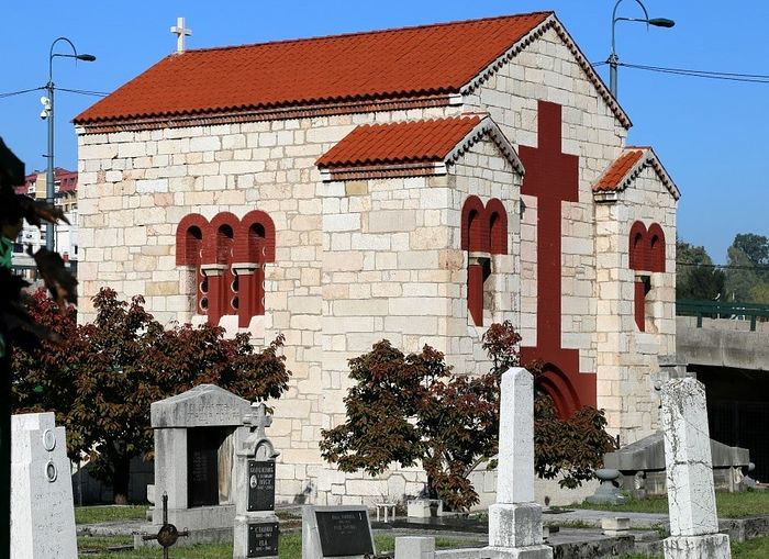 ОСВЕШТАНА КАПЕЛА САРАЈЕВСКО-ВИДОВДАНСКИХ ХЕРОЈА НА КОШЕВУ