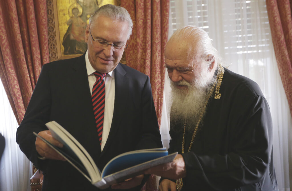 “Είναι δύσκολο να αντιμετωπίσουμε μόνοι το προσφυγικό”