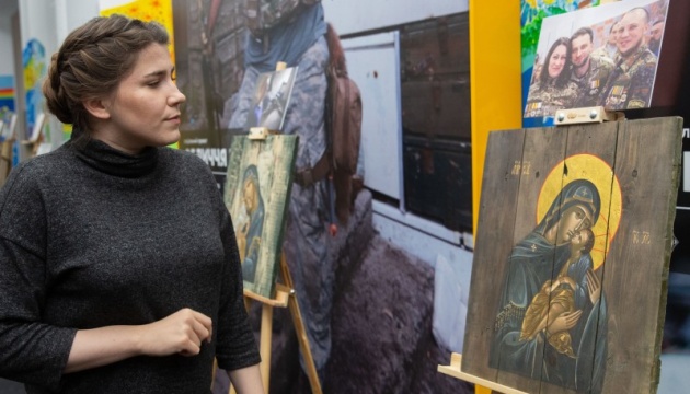 На Банковой открылась выставка “Иконы на ящиках из-под патронов”
