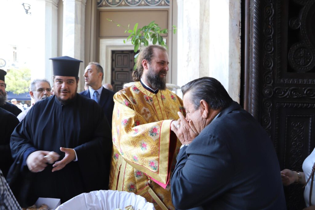 Χαλκιδείς “πλημμύρισαν” την Μητρόπολη