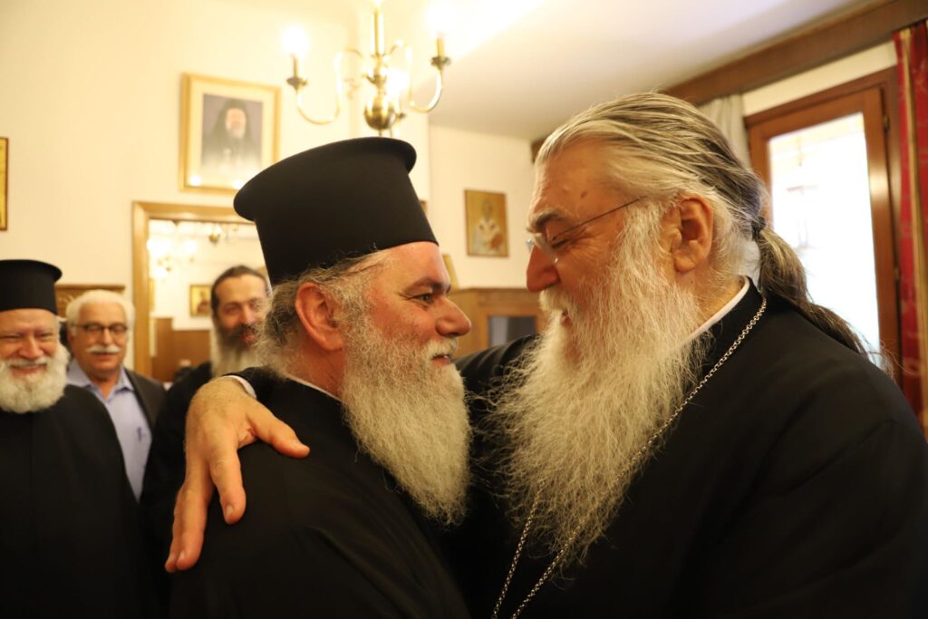 Οι Ιεράρχες συγχαίρουν τον νέο Μητροπολίτη Καλαβρύτων  (φωτό)
