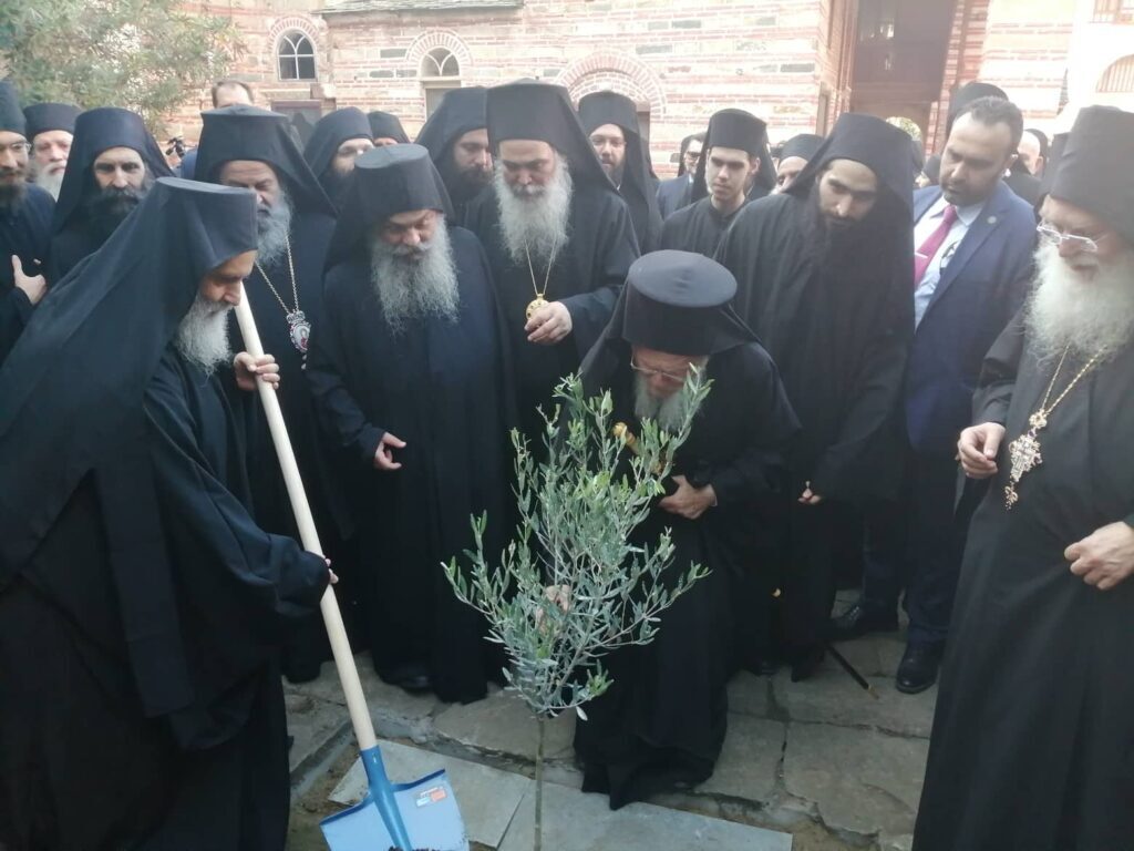 Ο Οικ. Πατριάρχης φυτεύοντας το δέντρο- σύμβολο της ειρήνης- βίντεο