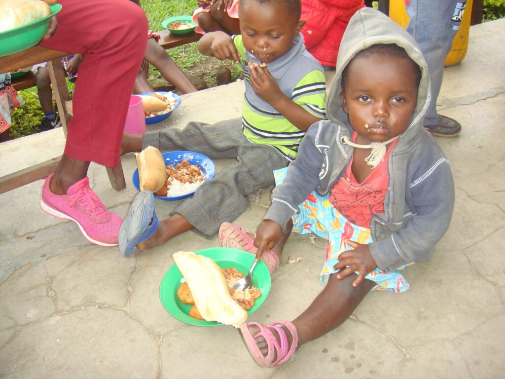 Ένα πιάτο φαϊ για τα άπορα παιδιά του Κονγκό